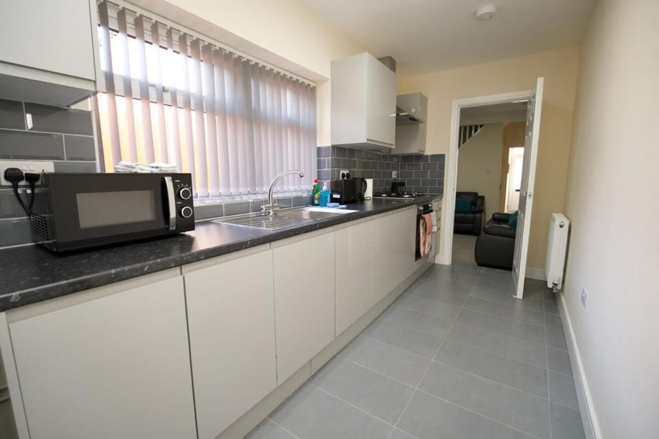 Hastings Manor - Free Netflix, Parking, WiFi & Private Garden House in Coventry