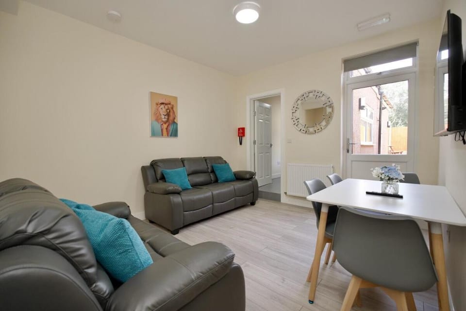 Hastings Manor - Free Netflix, Parking, WiFi & Private Garden House in Coventry