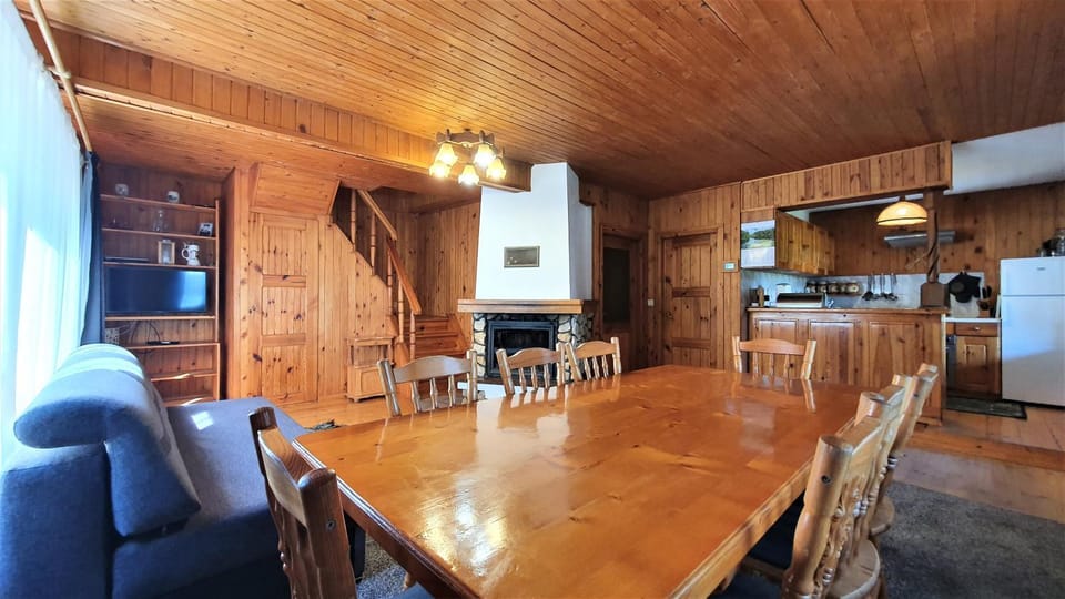 Kitchen or kitchenette, Living room, Seating area, Dining area, oven, stove