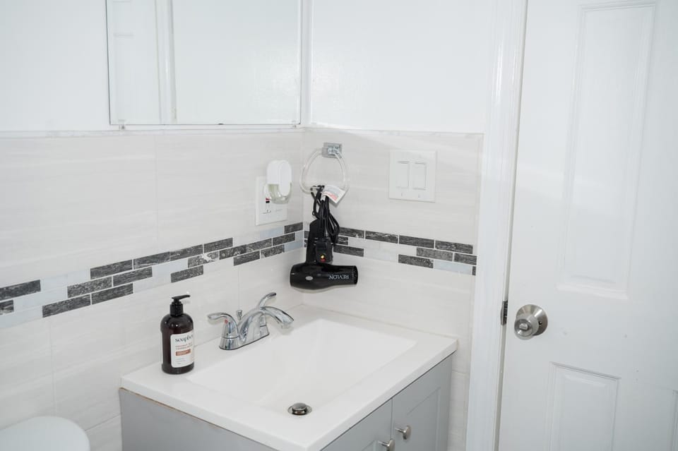 Noir2 Brighton Beach 2Min Walk to Ocean & Subway Chic Stay Vacation rental in Brighton Beach