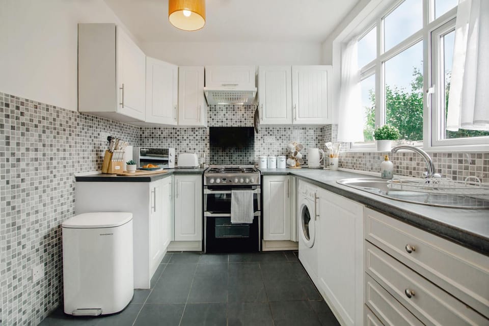 Coffee/tea facilities, Kitchen or kitchenette, oven, pet friendly, stove, toaster