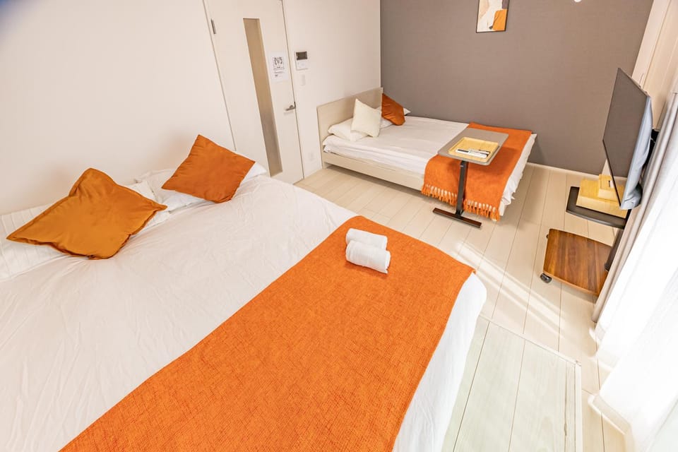 Bed, TV and multimedia, Photo of the whole room