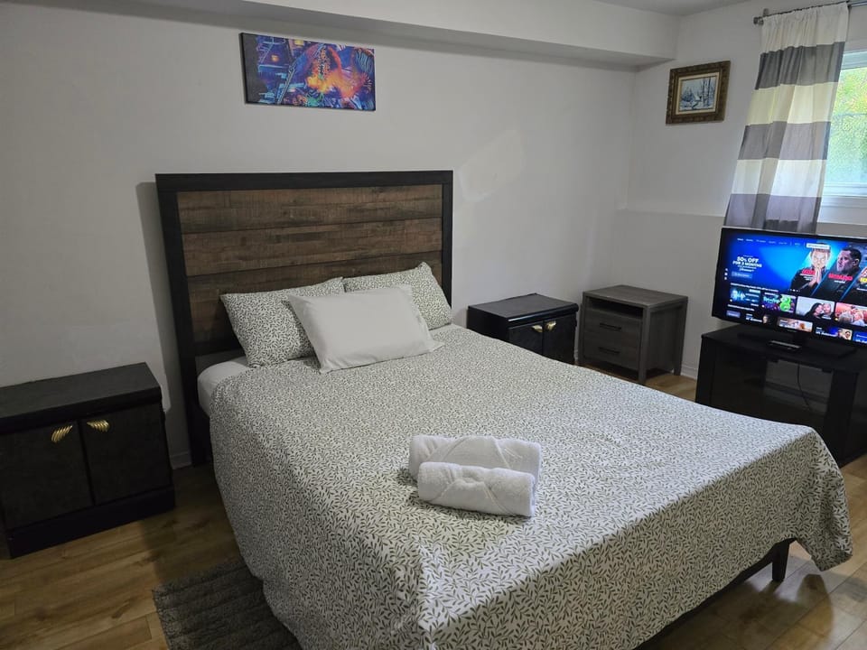 Bed, TV and multimedia, Photo of the whole room, Bedroom, towels