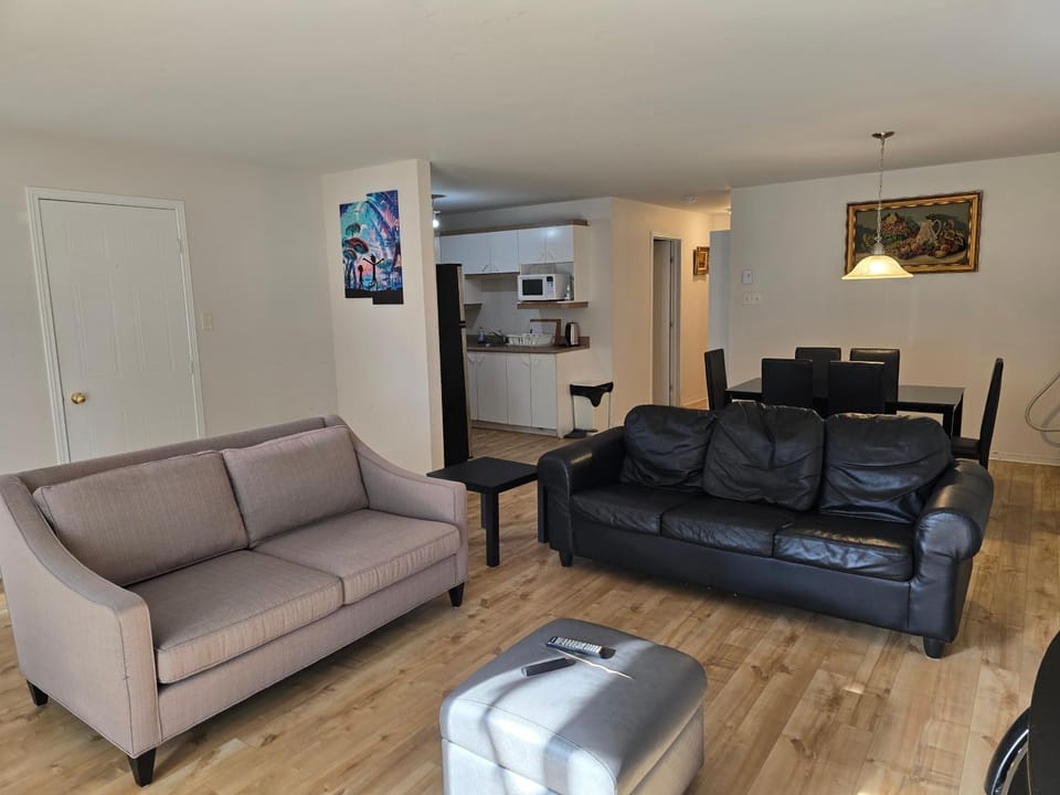 TV and multimedia, Kitchen or kitchenette, Living room, Seating area