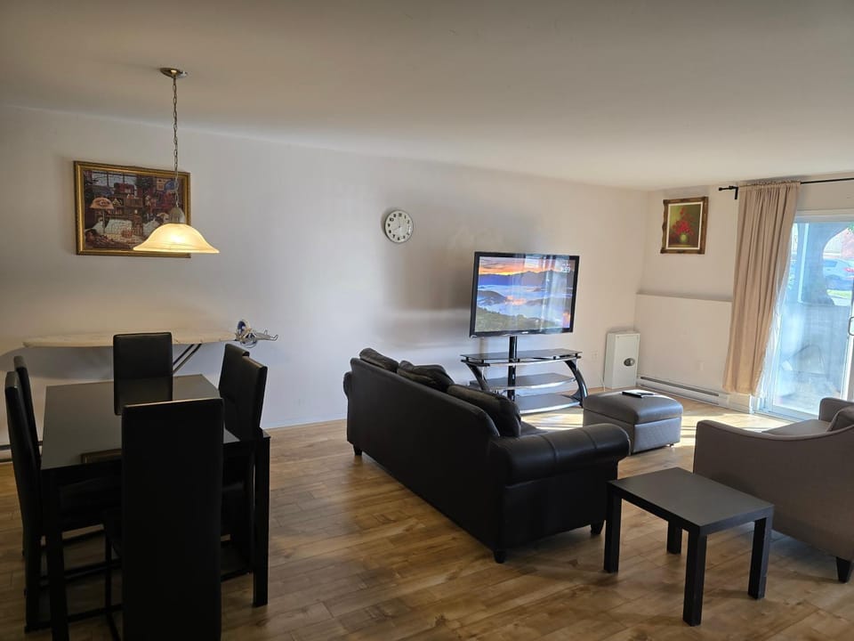 Communal lounge/ TV room, TV and multimedia, Living room, Seating area, Dining area, Evening entertainment