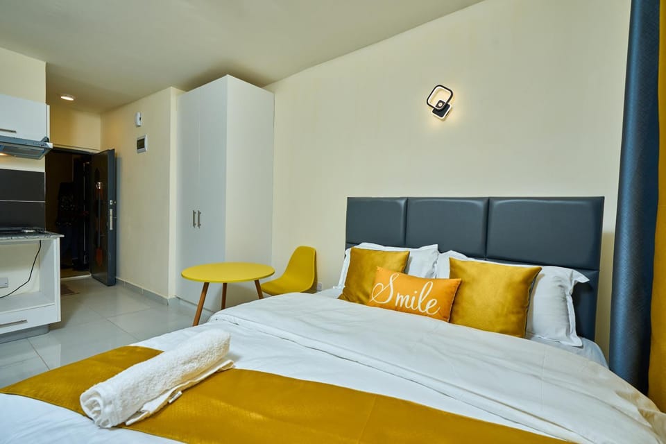 Bed, Photo of the whole room, Seating area, Bedroom