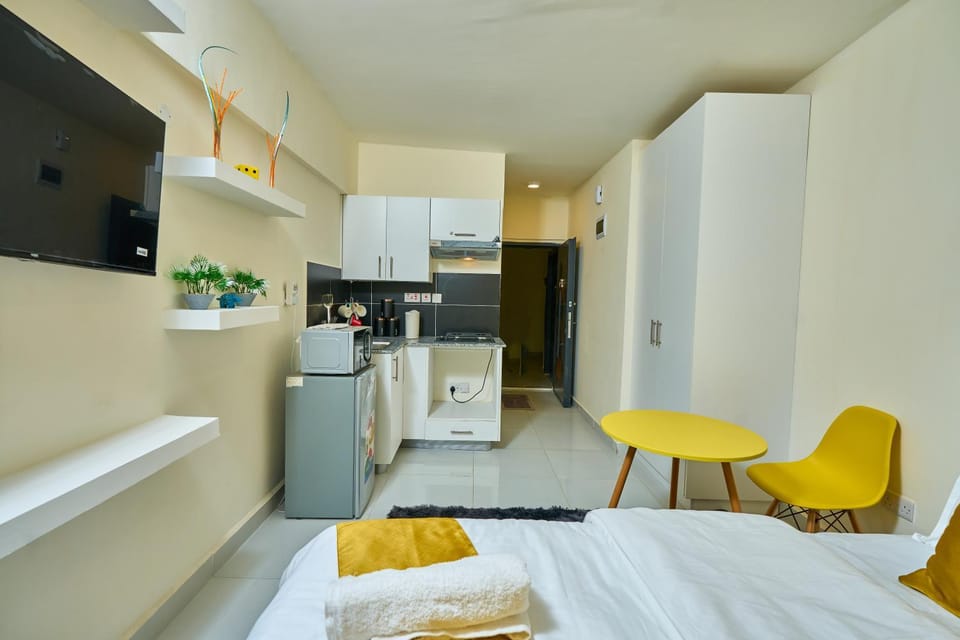 Bed, Kitchen or kitchenette, Photo of the whole room, Dining area, oven
