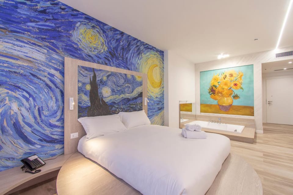 Bed, Hot Tub, Photo of the whole room, Decorative detail