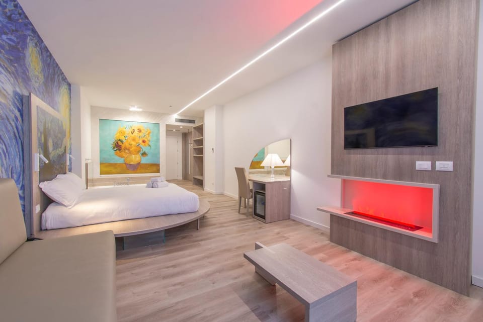 Bed, TV and multimedia, Photo of the whole room, Bedroom
