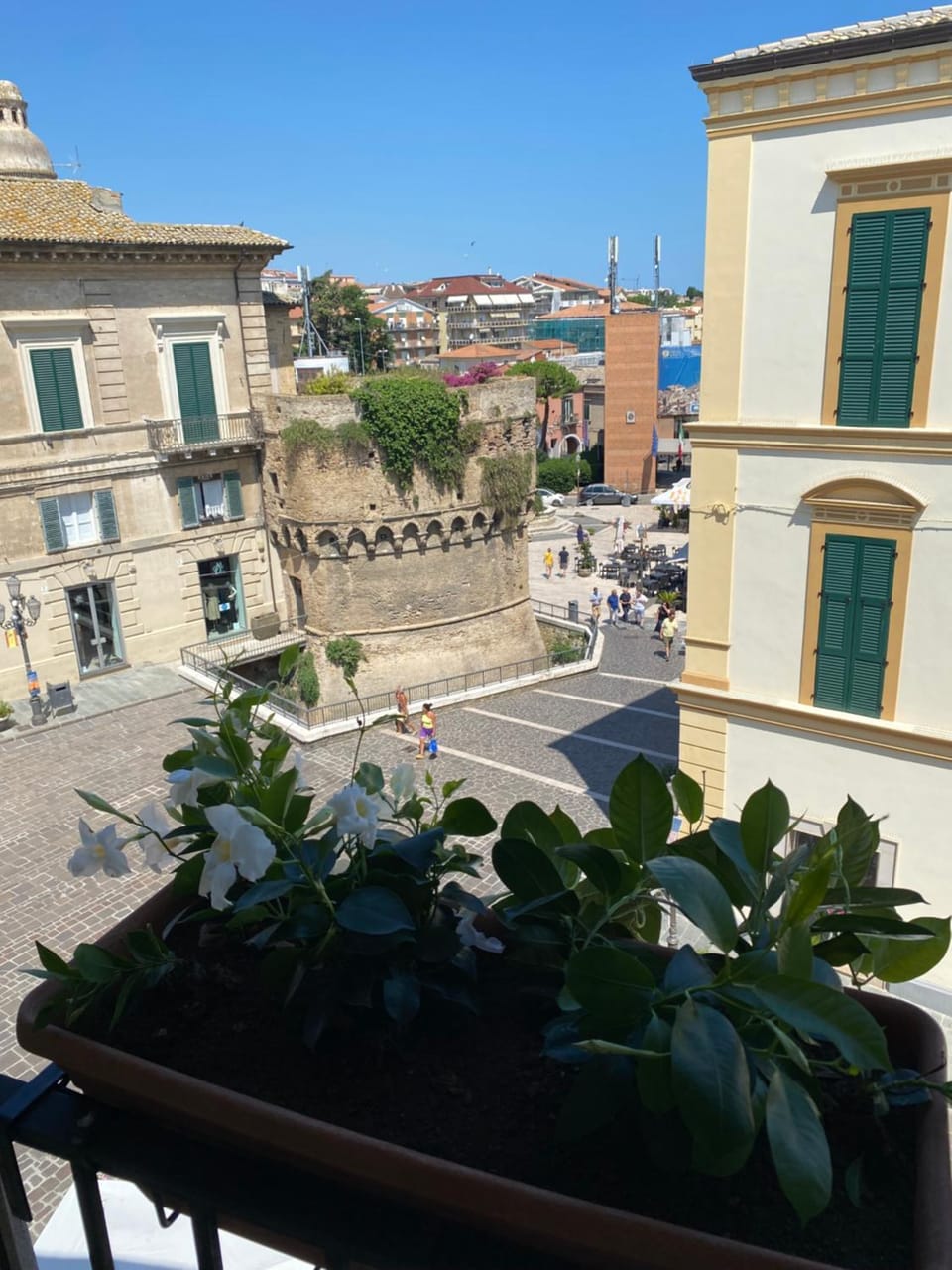 Summer, View (from property/room), City view, Landmark view, Street view, Quiet street view