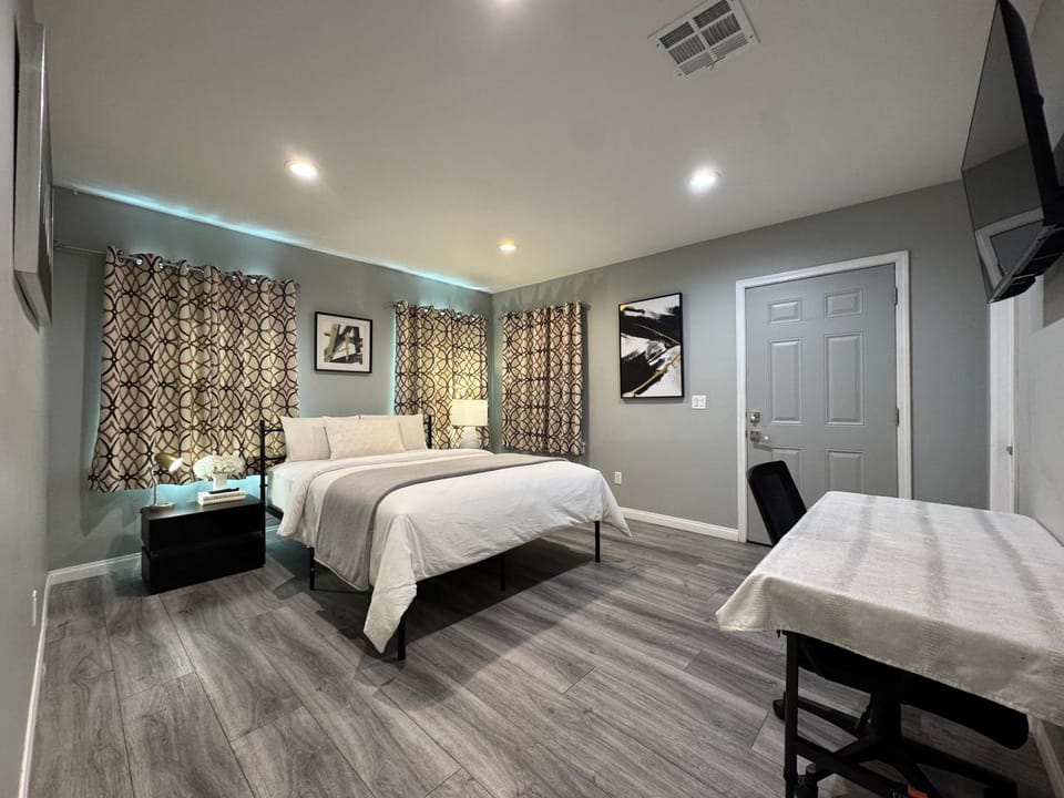 Photo of the whole room, Bedroom