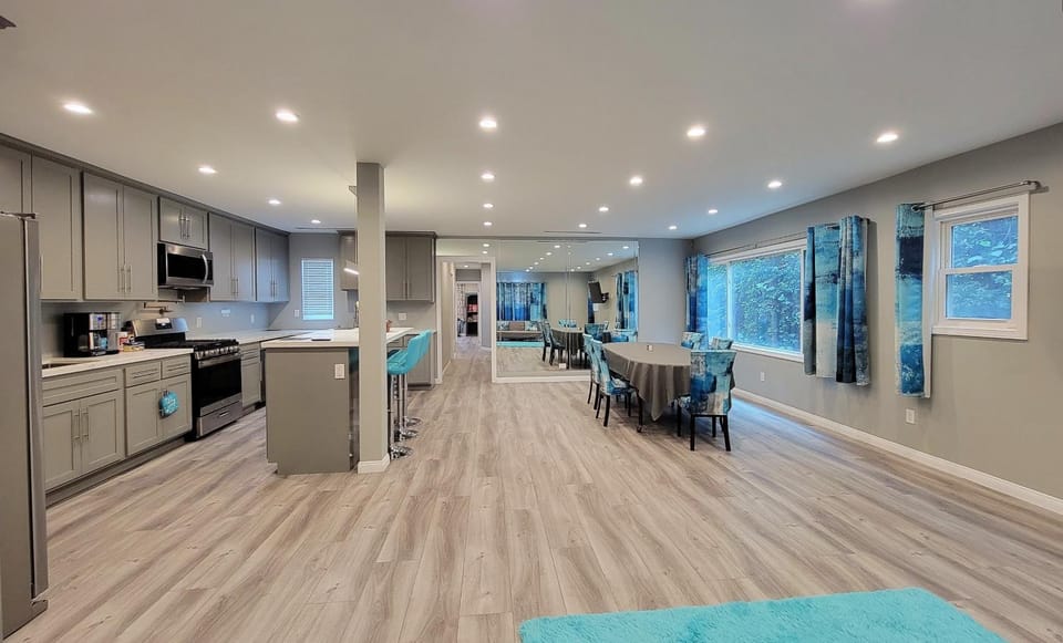 TV and multimedia, Kitchen or kitchenette, Dining area, dishwasher, minibar, oven, stove