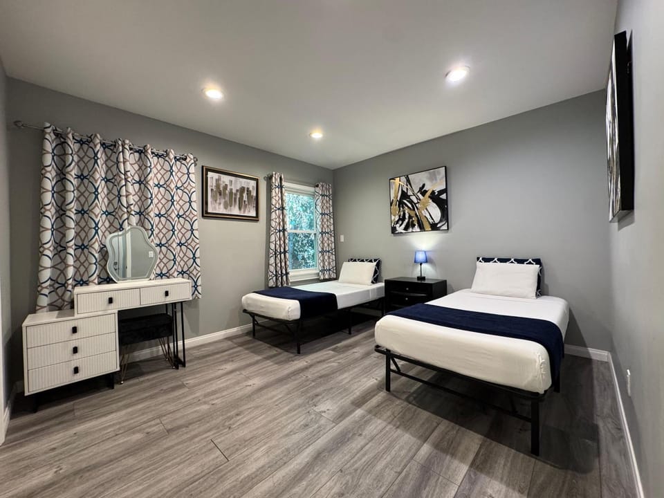 Photo of the whole room, Bedroom