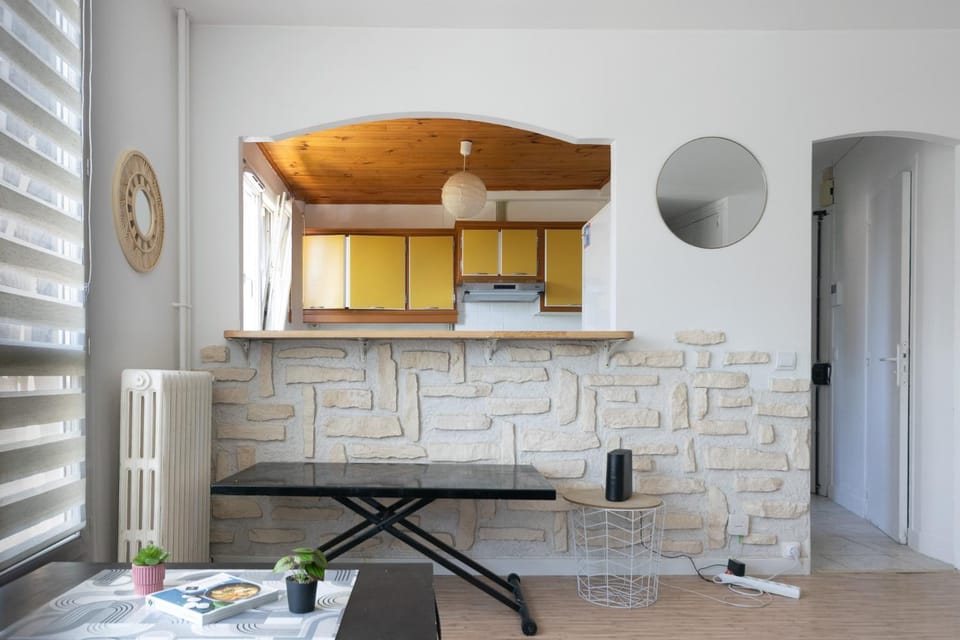 Kitchen or kitchenette, minibar