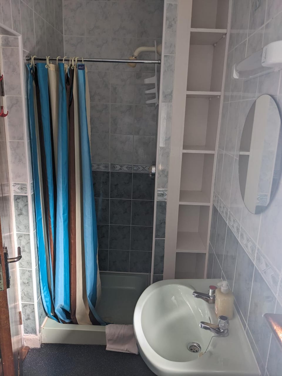 Shower, Bathroom, towels