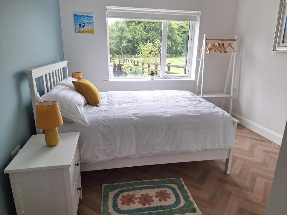 Bed, Photo of the whole room, Bedroom, internet