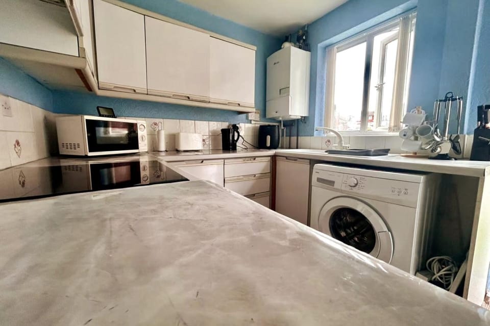 Kitchen or kitchenette, oven, stove, toaster, washing machine