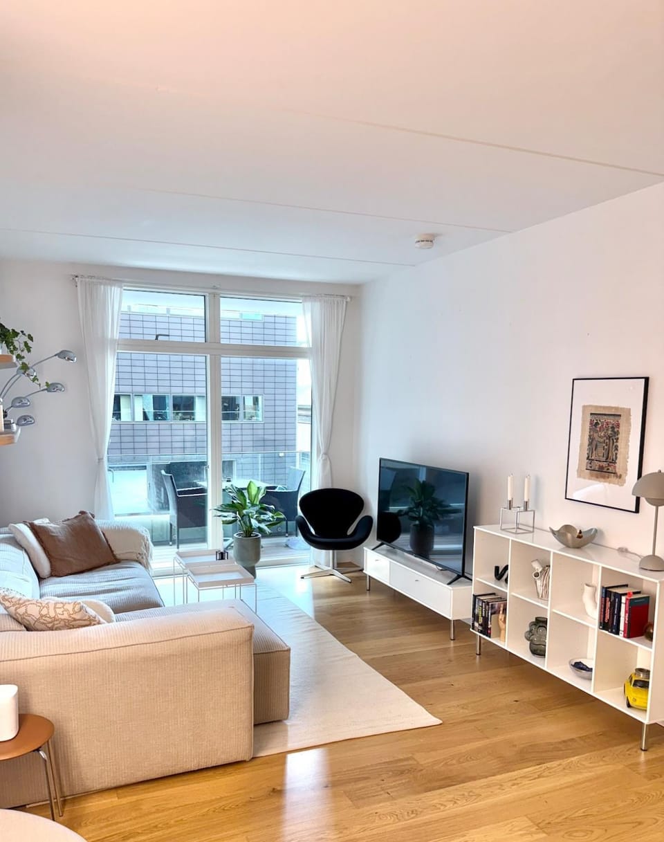 Communal lounge/ TV room, TV and multimedia, Living room, Evening entertainment