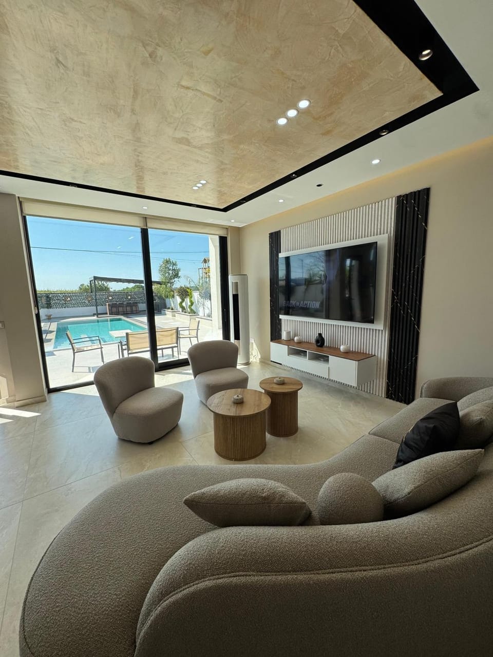 Communal lounge/ TV room, Natural landscape, TV and multimedia, Living room, Seating area, Evening entertainment, Pool view, Sea view, Swimming pool