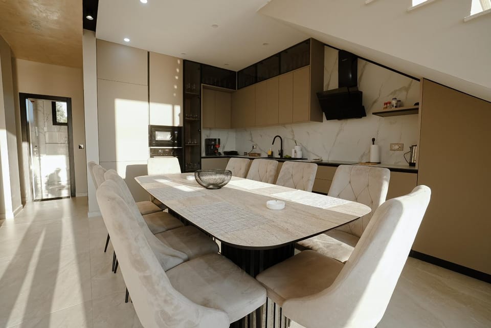Kitchen or kitchenette, Living room, Seating area, Dining area