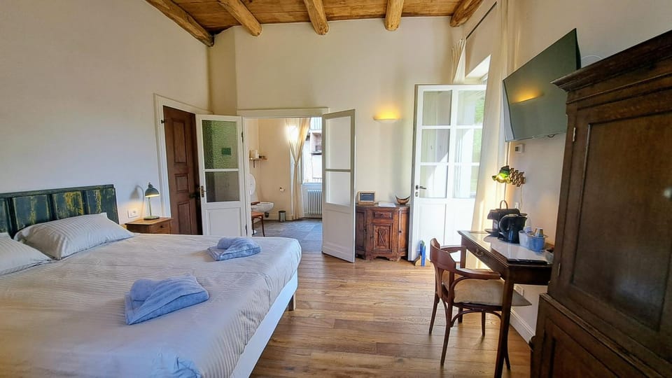 Bed, Bathroom, TV and multimedia, Photo of the whole room, Seating area, Bedroom, towels
