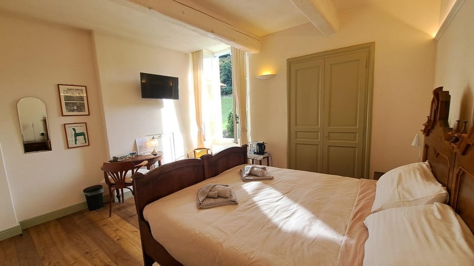 Bed, TV and multimedia, Photo of the whole room, Seating area, Bedroom, furniture, towels
