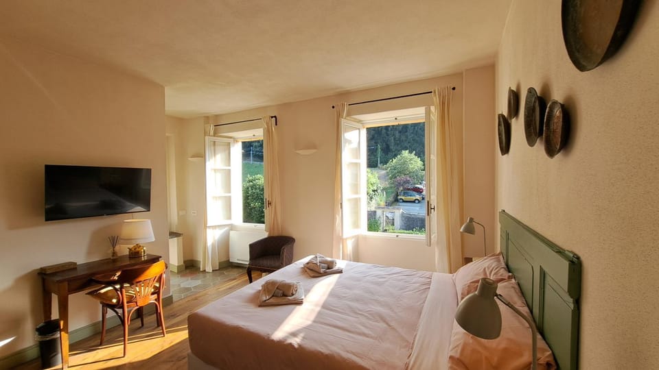 Bed, TV and multimedia, Photo of the whole room, Bedroom, Garden view, towels