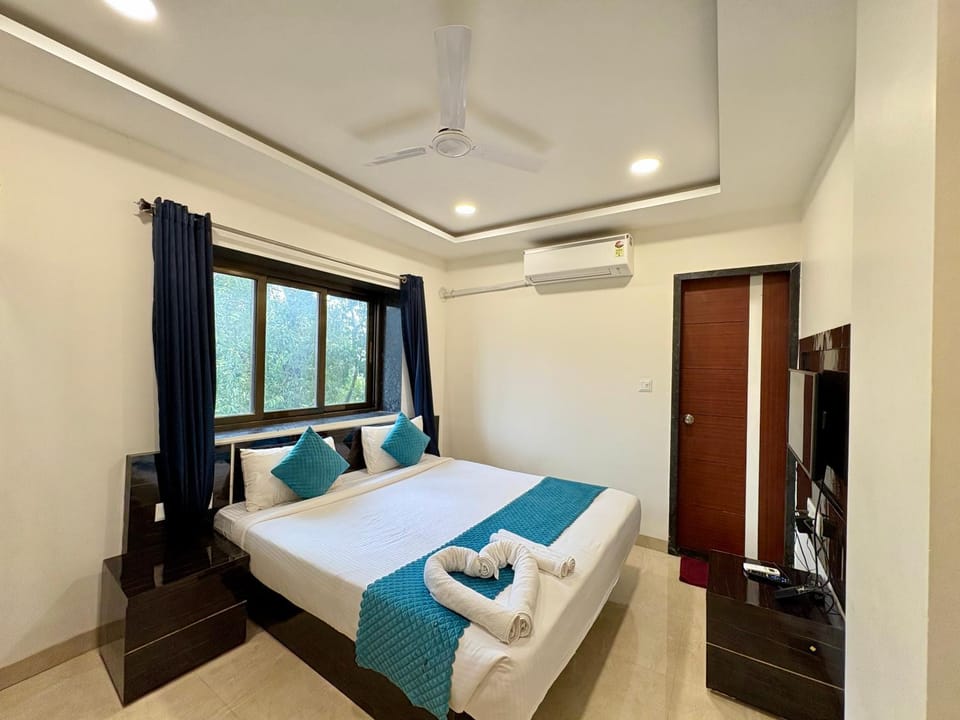 Bed, Photo of the whole room, Bedroom, towels, air conditioner