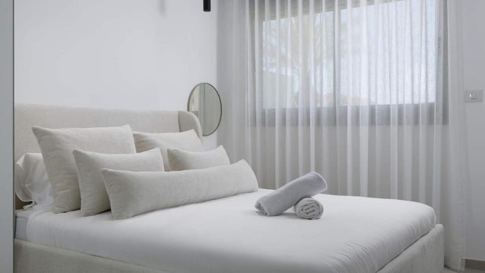 Bed, Bedroom, towels