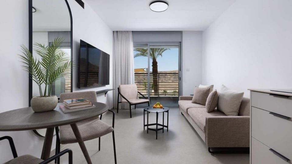 TV and multimedia, Seating area, Dining area