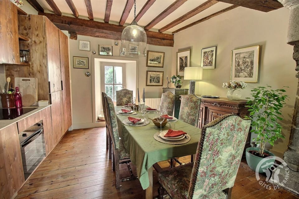 Kitchen or kitchenette, Dining area, oven, stove