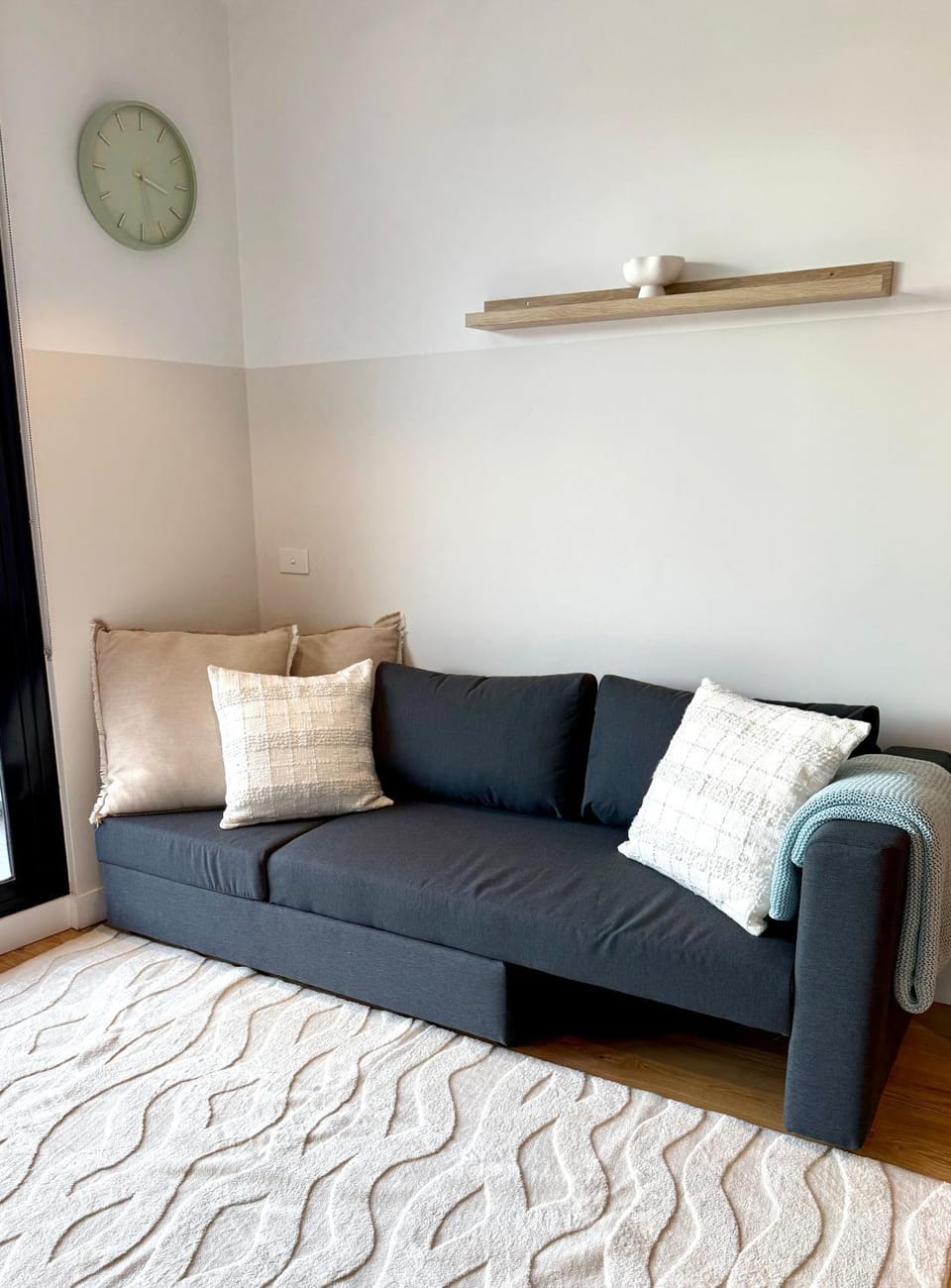 Modern 2 Bed 2 Bath Apartment with Parking opposite Westfield Doncaster Apartment in Melbourne