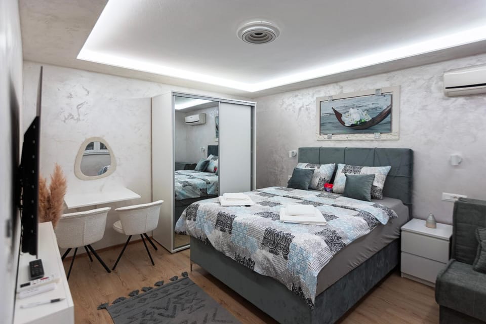 Bed, TV and multimedia, Photo of the whole room, Bedroom, towels, wardrobe, air conditioner