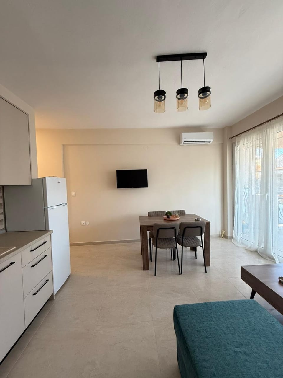 TV and multimedia, Living room, Seating area, Dining area, air conditioner