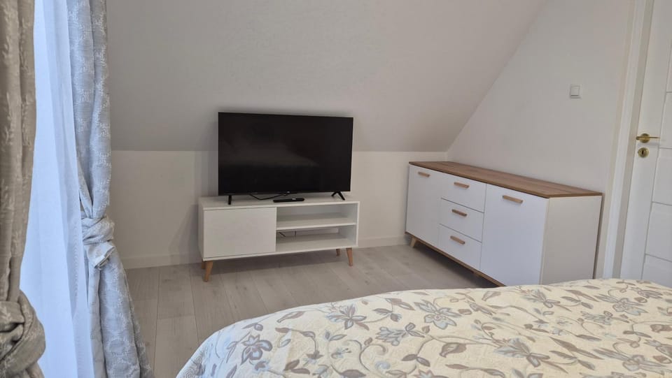 Bed, TV and multimedia, Photo of the whole room, Evening entertainment, Bedroom