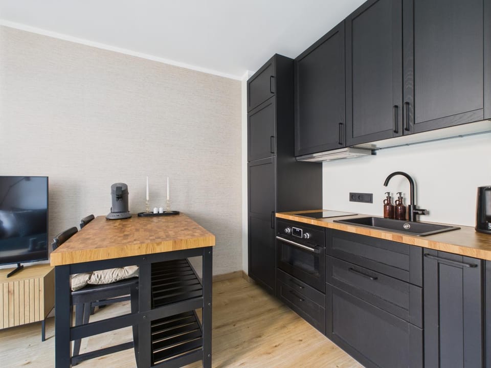 TV and multimedia, Coffee/tea facilities, Kitchen or kitchenette, Dining area, oven, stove