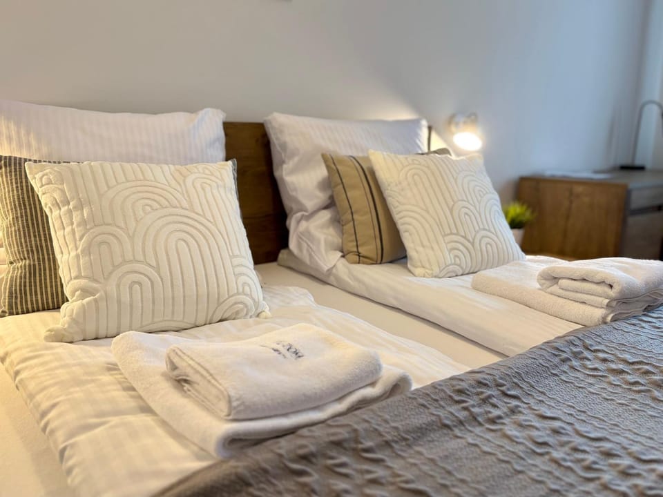 Bedroom, towels