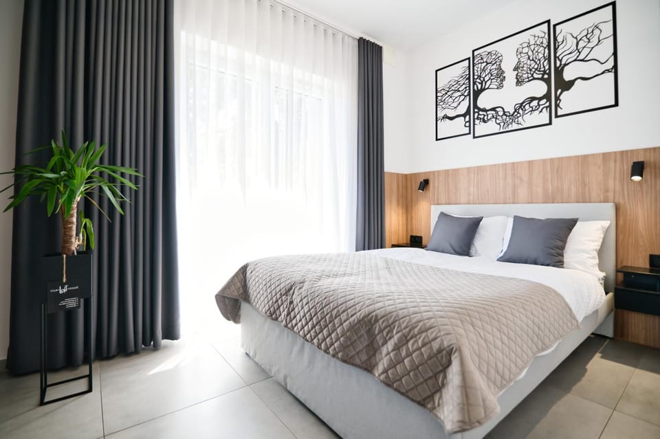 Bed, Other, Other, Other, Photo of the whole room, Decorative detail, Decorative detail, Seating area, Bedroom