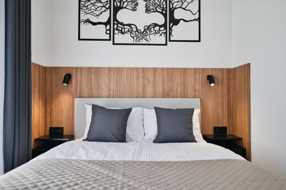 Bed, Other, Other, Other, Photo of the whole room, Decorative detail, Decorative detail, Seating area, Bedroom