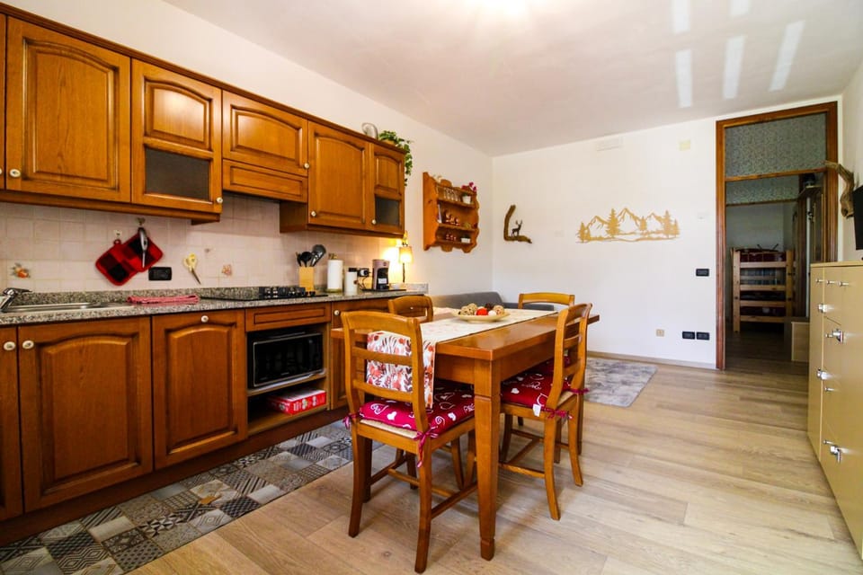 Kitchen or kitchenette, Dining area, dishwasher, pet friendly, stove
