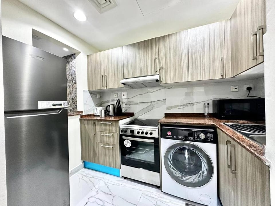 Stylish 1 Plus Maid's 5 mins to Metro at Marina Park Apartment in Dubai