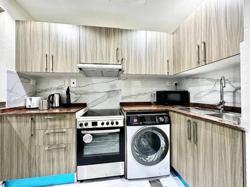 Stylish 1 Plus Maid's 5 mins to Metro at Marina Park Apartment in Dubai