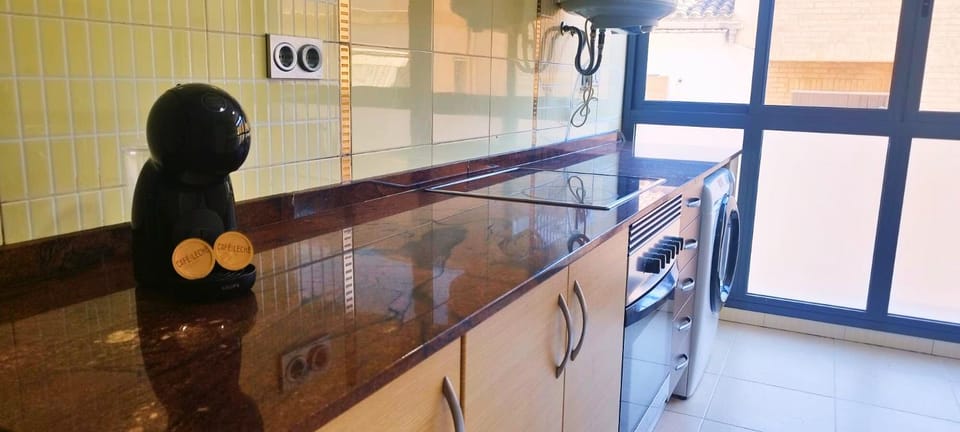 Coffee/tea facilities, Kitchen or kitchenette, stove