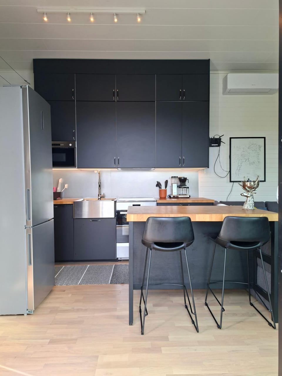 Kitchen or kitchenette, Dining area, oven, stove