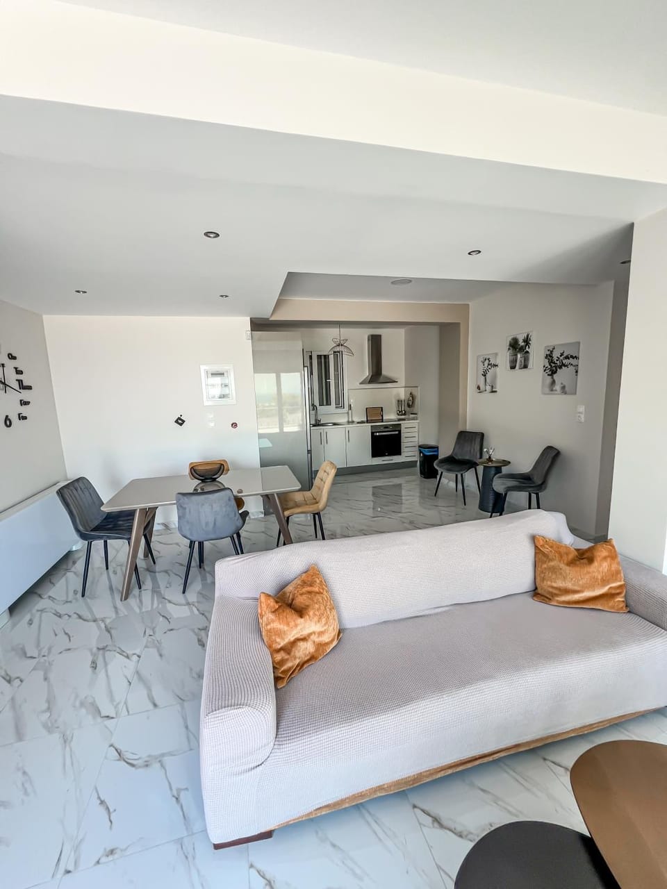 Kitchen or kitchenette, Living room, Seating area, Dining area