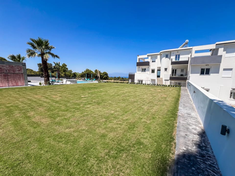 Property building, Garden, Garden, Swimming pool