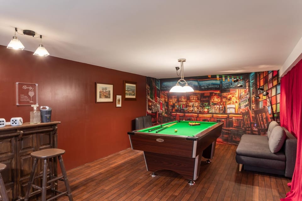 Billiard, Game Room