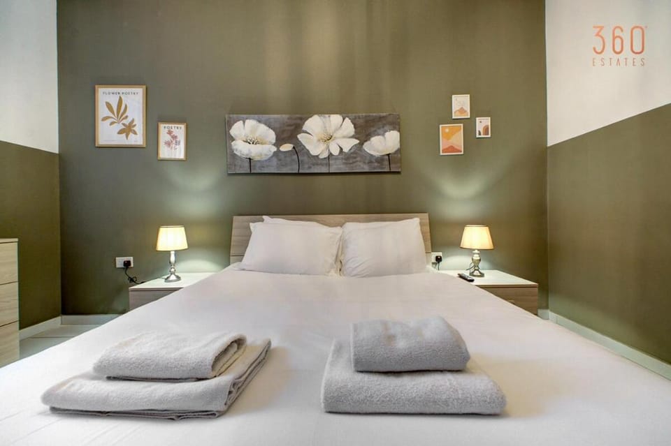 Bed, Photo of the whole room, Bedroom, towels