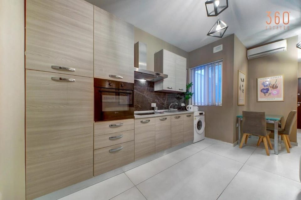 Kitchen or kitchenette, Dining area, dishwasher, fireplace, minibar, oven, pet friendly, stove