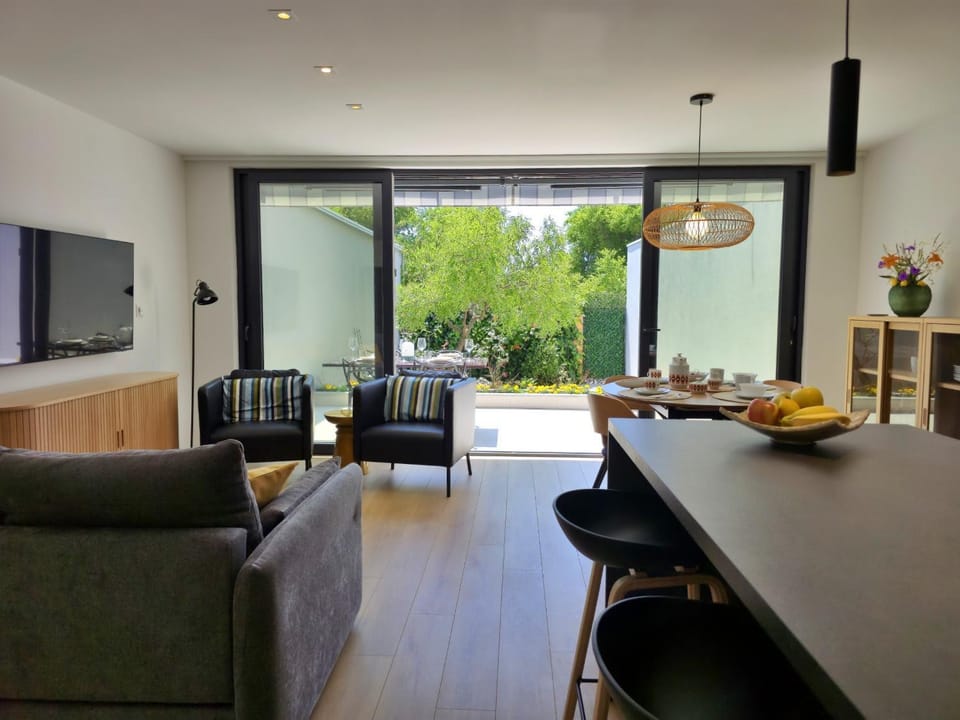 TV and multimedia, Seating area, Dining area